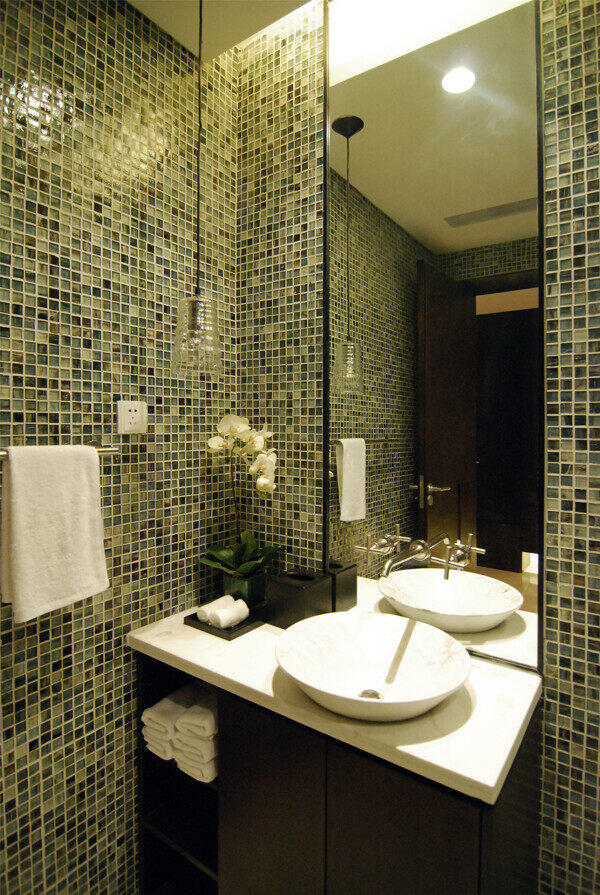现代金色细格子背景墙卫生间室内装修效果图