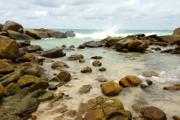 海边的岩石图片
