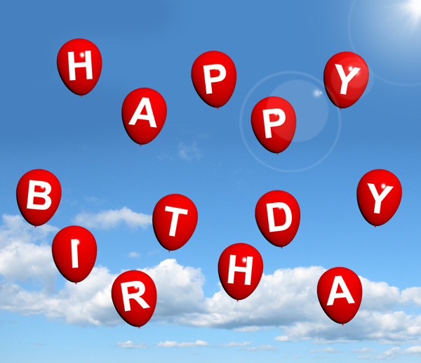 红色的气球在空中拼写生日快乐