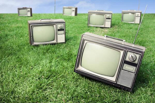 草地上的旧电视机图片