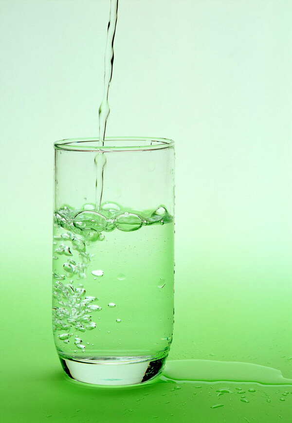 透明玻璃杯绿色清凉气泡水珠图片