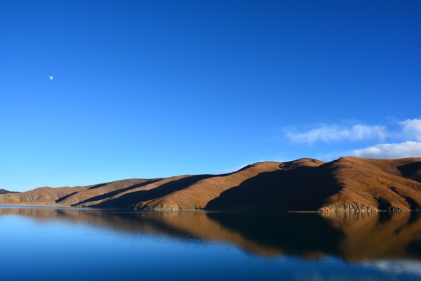 湖泊山峦