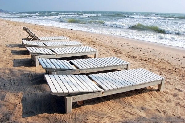 沙滩上的休闲椅