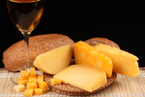 奶酪美酒面包图片