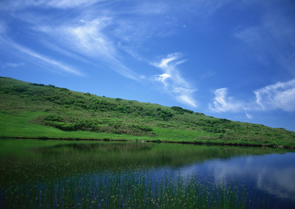 蓝天和湖水