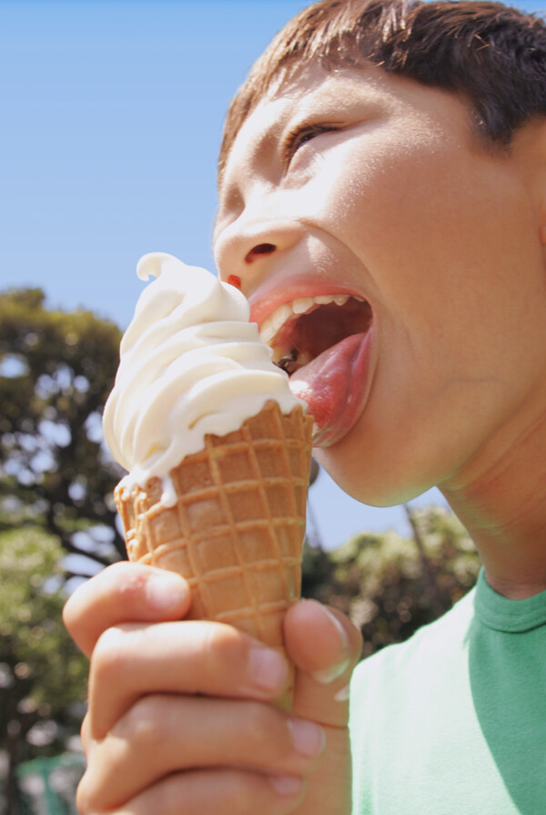 吃冰淇淋的儿童图片