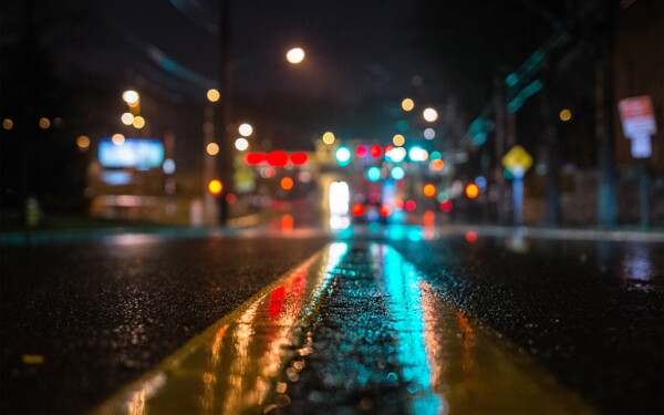 高清雨后夜晚街道图片