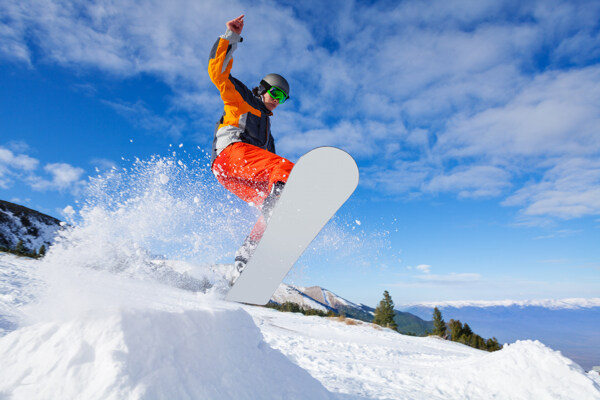 蓝天下滑雪运动员图片