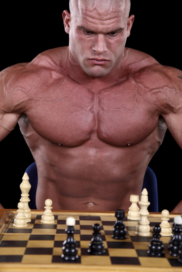 下棋的肌肉男图片