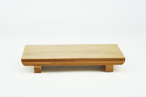 一张木质小桌子图片