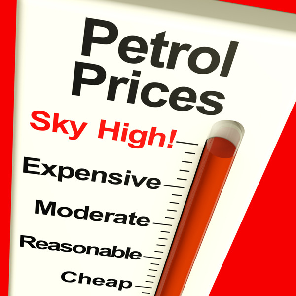 汽油价格飙升的燃料费用高昂的监视器显示