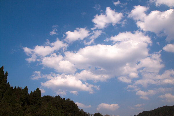 蓝色天空云朵海报