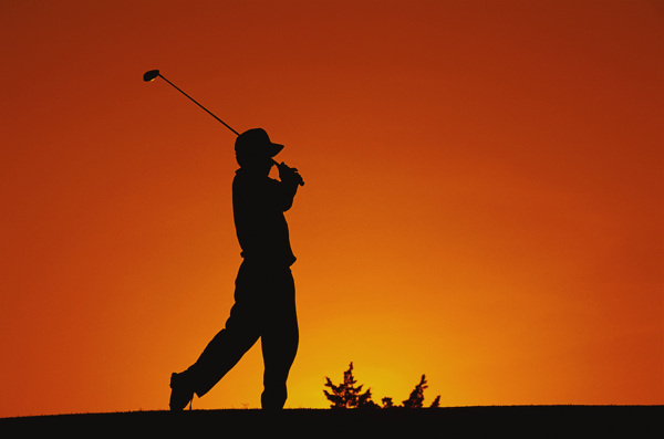 夕阳下打高尔夫图片