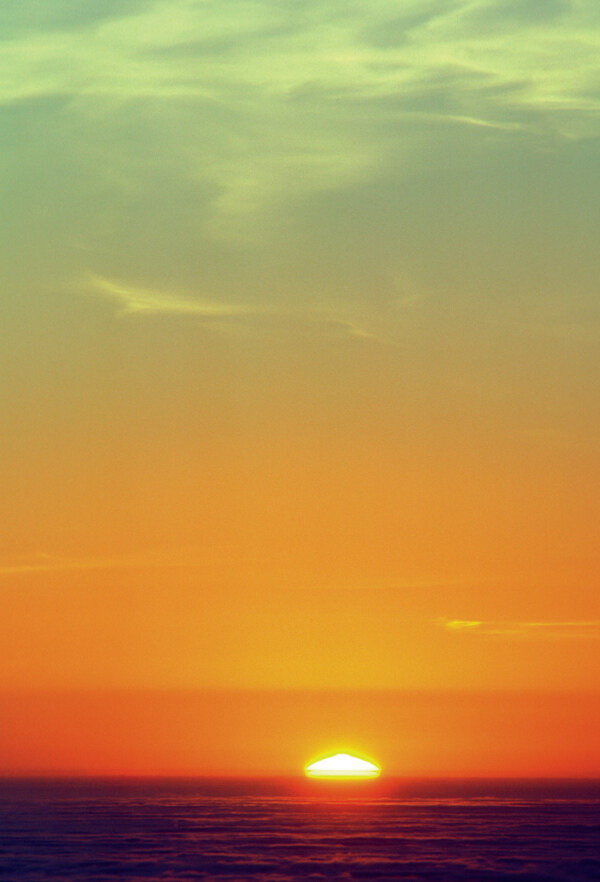 海平面上的落日风景图片