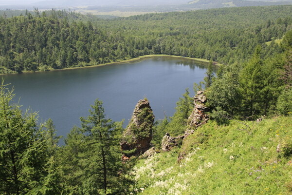 美丽的山间湖泊风景图片