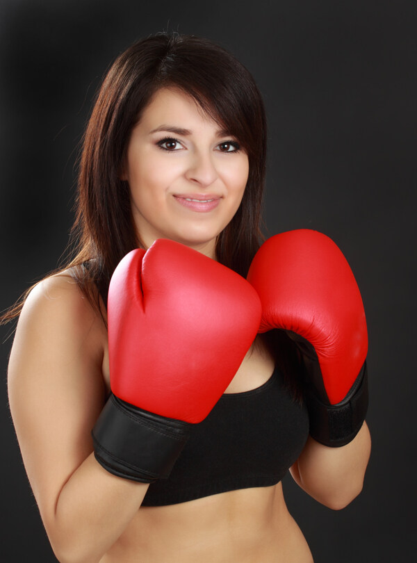 微笑的女拳击手摄影图片