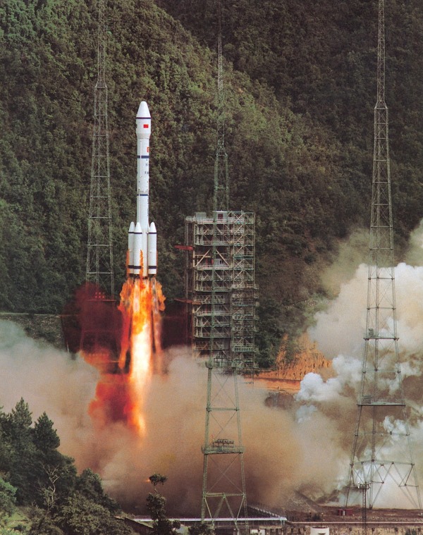 长征3号捆绑式火箭在西昌发射图片