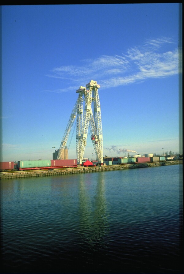 海港码头装卸的邮轮图片