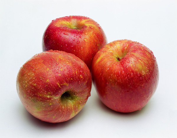 三只苹果落地的苹果关于苹果的思考
