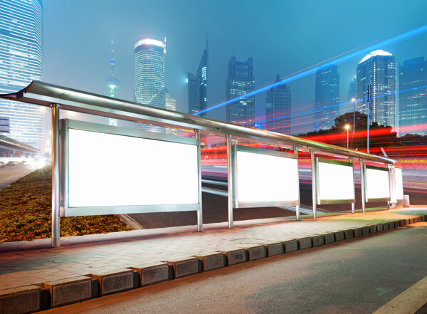上海夜景与站台灯箱广告图片