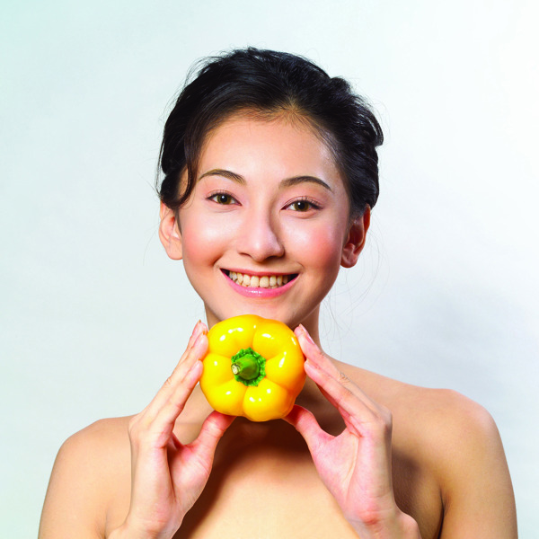 黄色辣椒与健康美女图片