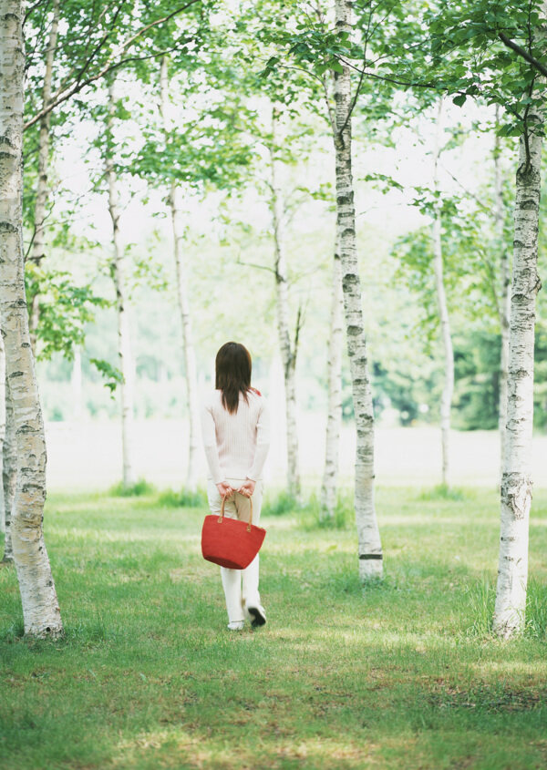 在树丛中行走的女人图片