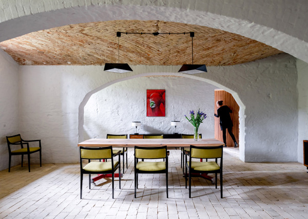 北欧时尚褐色天花板客厅室内装修效果图