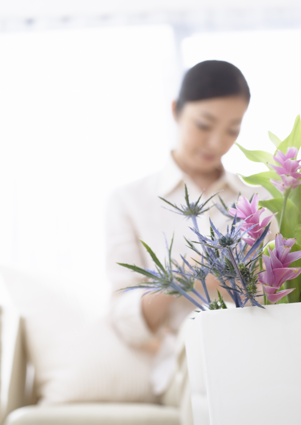 美女与鲜花图片