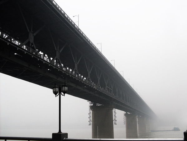 雾中的长江大桥图片
