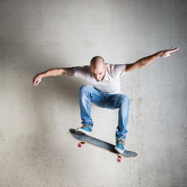 玩滑板跳跃起来的男人图片