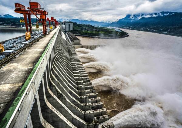 三峡大坝开闸泄洪图片