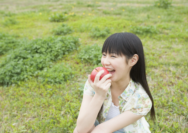 吃苹果的清纯女生图片