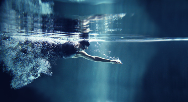 练习游泳的运动员图片