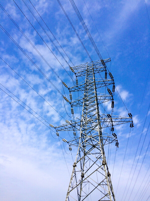 蓝天下的电塔