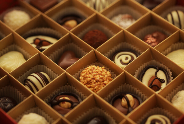 纸盒里的各种巧克力糖图片