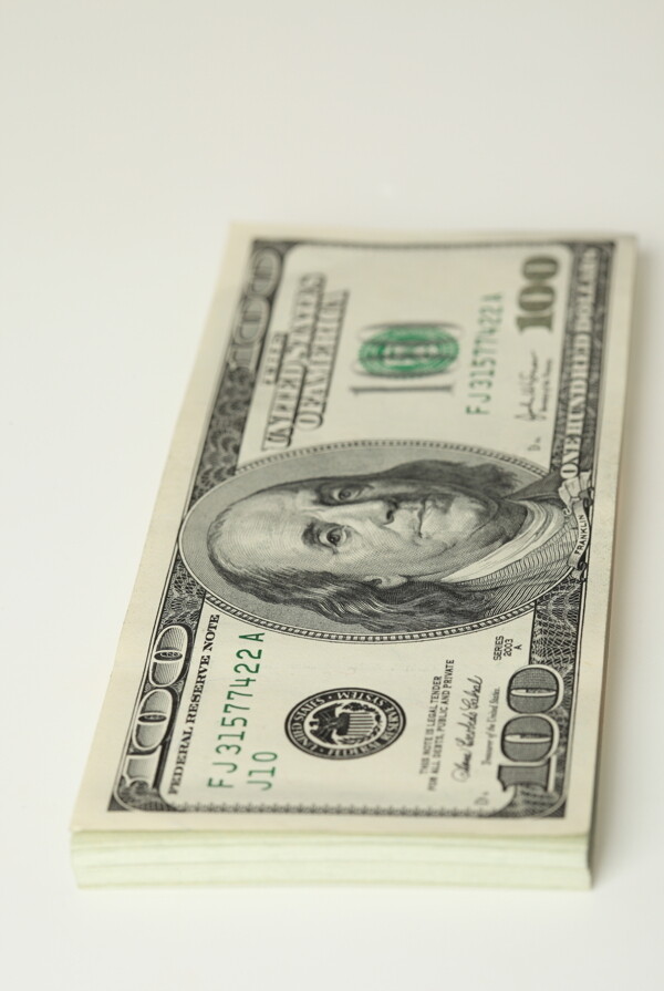 一叠百元美钞图片