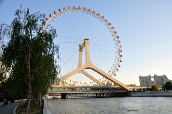 美丽的摩天轮风景图片