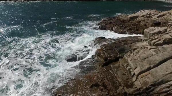 实拍大气海水拍打岩石视频素材