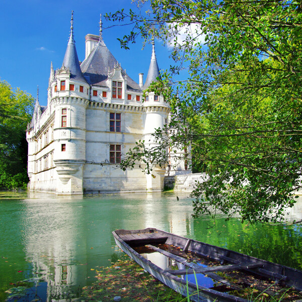 湖边古堡城堡图片