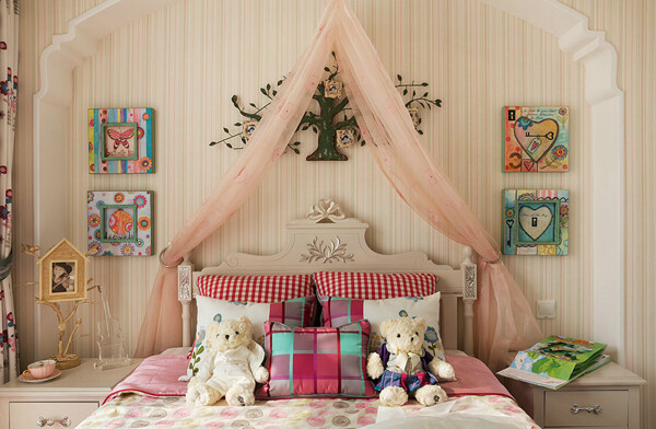 淡粉色卧室床铺装修效果图