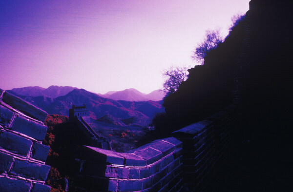 晨曦中的长城的城墙图片