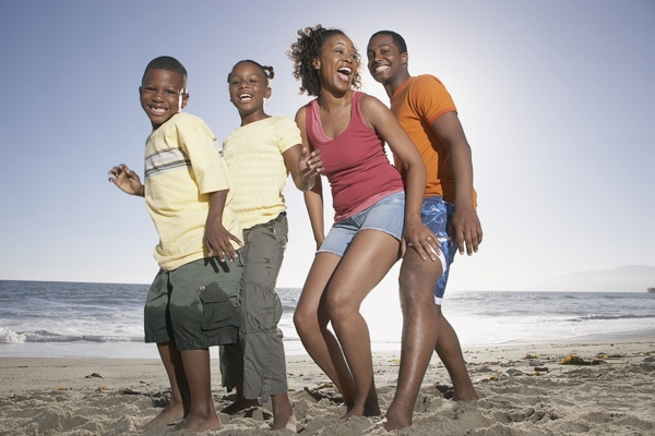 海滩游玩的家庭图片