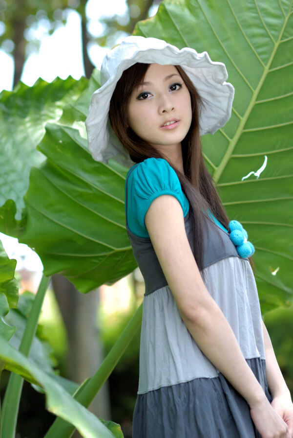 台湾网络人气美女果子MM在芭蕉树下图片
