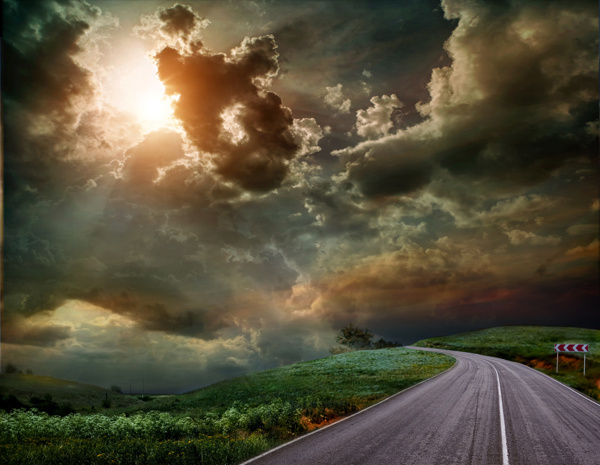 乌云下的道路图片