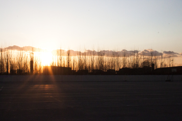 广场后的夕阳非高清图片