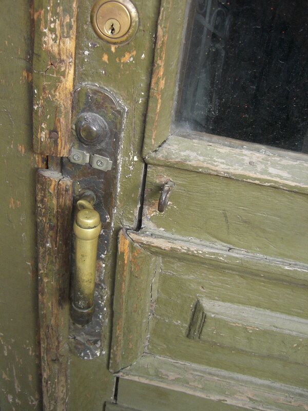 夜幕下的哈尔滨颐园旧门锁
