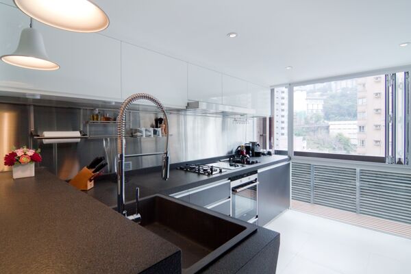 现代极简厨房黑色亮面灶台室内装修效果图