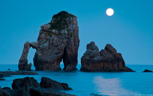 海滩巨石明月图片