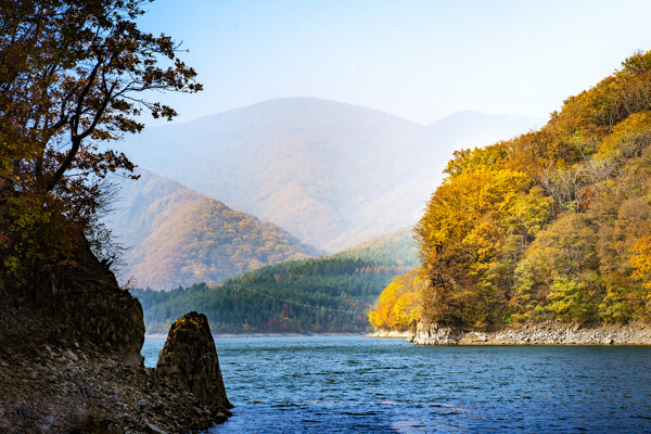 大山里的湖泊