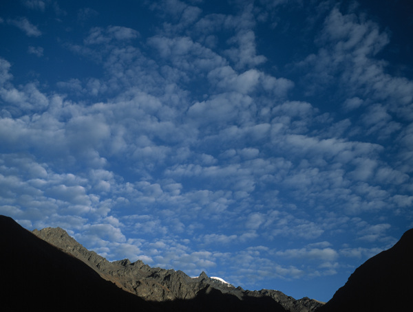 天空下高山自然景色图片